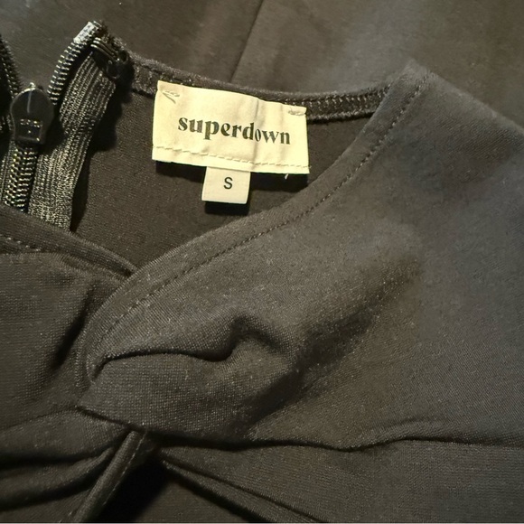 Superdown Ruched Cut-out top in black size Small - Picture 9 of 11